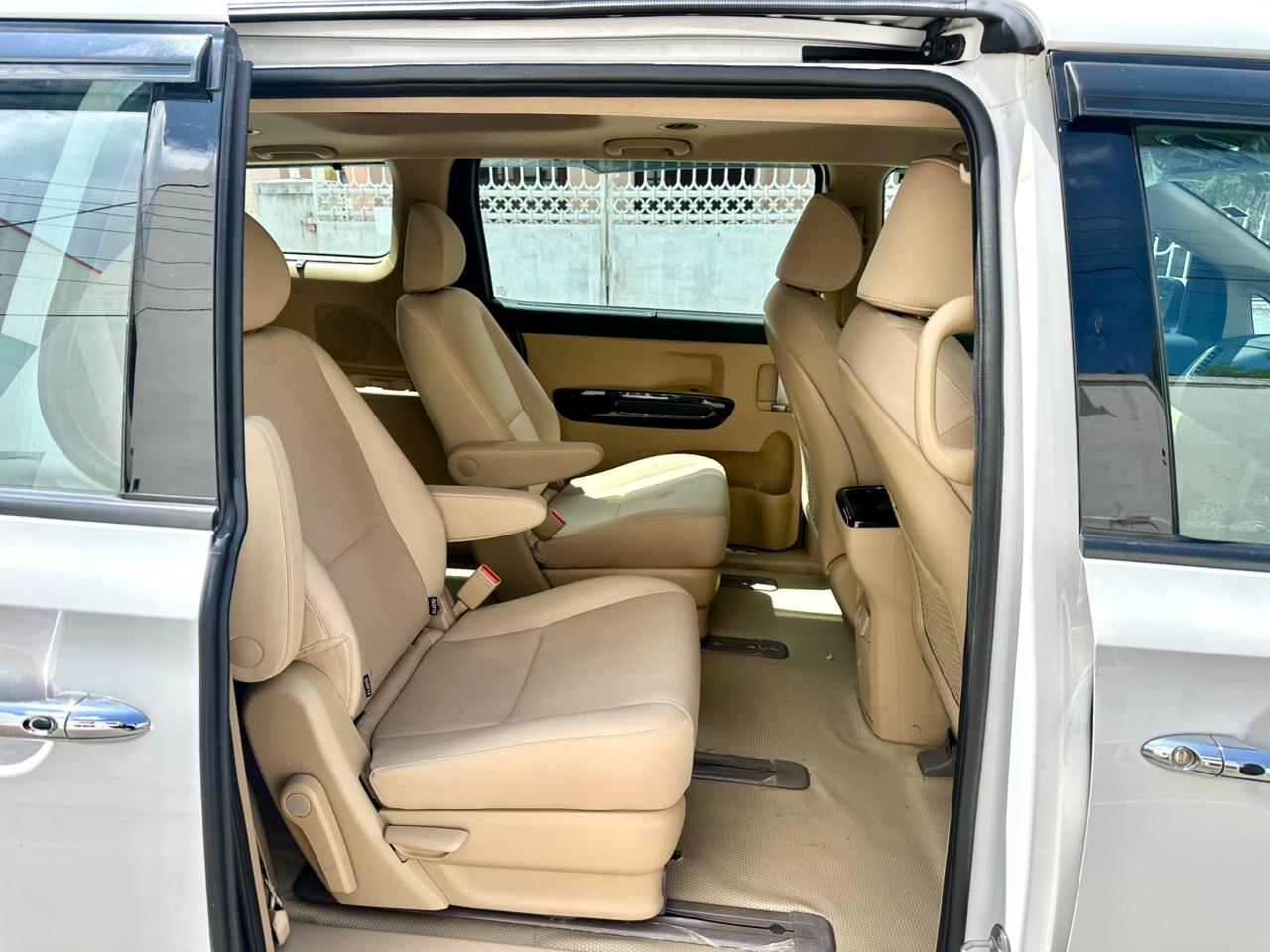 Kia Carnivel - Image 3